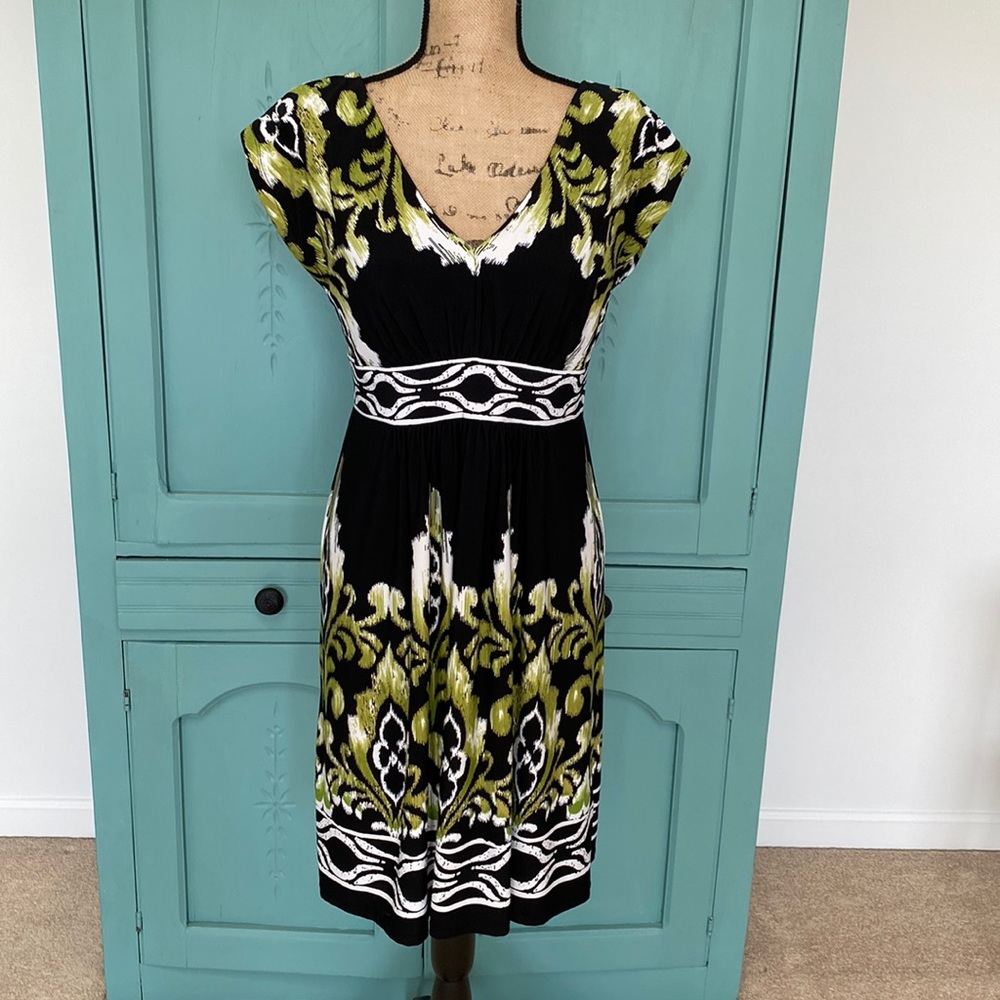 Sandra Darren Green/Black/White Printed Dress. Great condition. Size 12P